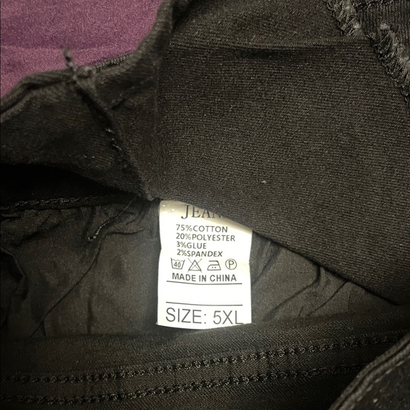 Chic Black Distressed Women's Jean Shorts - Picture 3 of 3